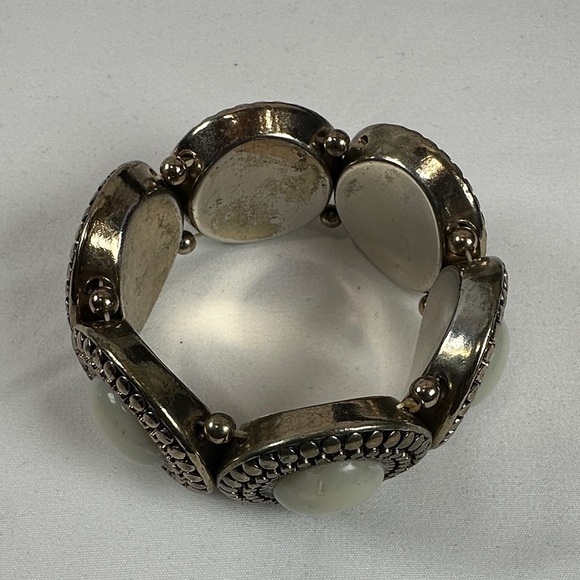 Elegant Gold Tone & Cream Bracelet - Picture 4 of 6